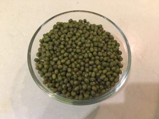 1、清凉一下绿豆汤,绿豆准备好