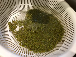 2、清凉一下绿豆汤,洗干净，直到没有杂质