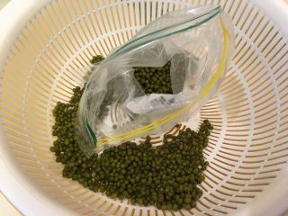 3、清凉一下绿豆汤,装进拉链袋