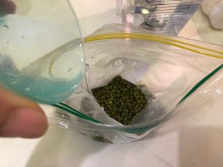 4、清凉一下绿豆汤,加一杯水