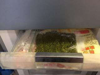 6、清凉一下绿豆汤,放进冰箱冷冻