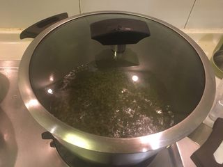 9、清凉一下绿豆汤,水开后盖起来转小火继续煮20分钟