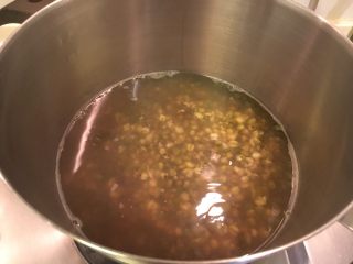 10、清凉一下绿豆汤,时间到不掀盖关火闷10分钟！绝对熟透！