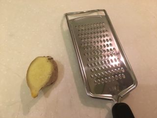 11、清凉一下绿豆汤,准备姜跟擦板