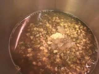 13、清凉一下绿豆汤,加进煮好的绿豆汤里