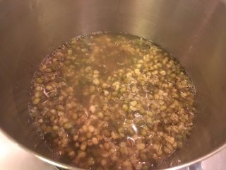 14、清凉一下绿豆汤,搅拌融化放凉再冰起来