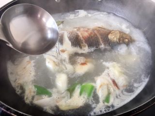 5、鲫鱼豆腐汤,放入适量的（约1500ml）的开水。