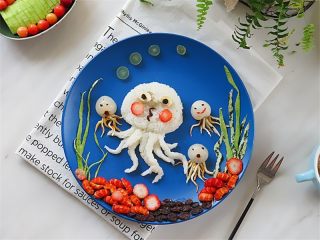 15、章鱼和宝宝出游记,像画一样的趣味餐就做出来了,然后可以随意配上你做的其他主食给宝宝做早餐就可以啦!美美的,一天的心情都从这顿早餐开始了哦!