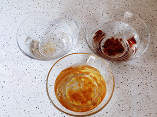 2、桃胶奶冻,桃胶、皂角、雪燕提前一天放水里泡发。如果是夏天需要放冰箱冷藏里泡发。泡发的桃胶会膨胀变大，需要用一个大点的容器，放入足够多的水