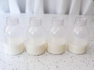 6、桃胶奶冻,晾至温热时再倒入瓶子中，放凉至凝固