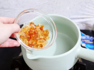 8、桃胶奶冻,将桃胶放入砂锅中