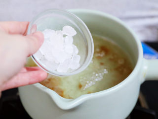 14、桃胶奶冻,加入冰糖