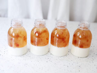 16、桃胶奶冻,放凉后倒入瓶中即可