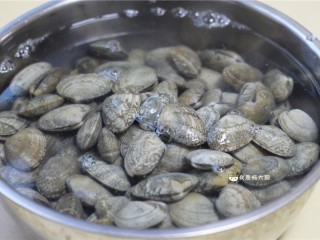 1、花蛤粥,花蛤提前半天放入清水中，水中放少许食盐，使其吐净泥沙。期间多换几次水。