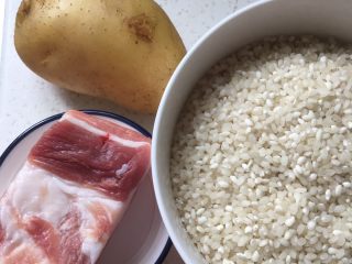 1、土豆五花肉焖饭,准备食材