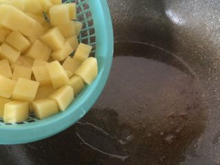 9、土豆五花肉焖饭,余下的油汤汁加1克盐翻炒土豆