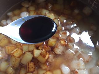 11、土豆五花肉焖饭,土豆放入锅中，加二汤匙生抽，锅晃动均匀，煮饭。