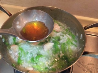 20、生菜鱼片粥,倒入少许香油。