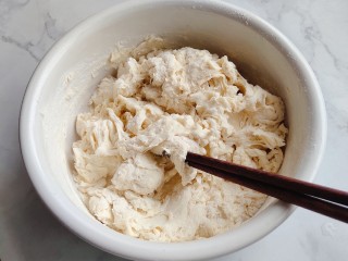 1、不擀皮~皮薄馅大~韭菜馅饼,先把面粉加入温水搅成面穗状。