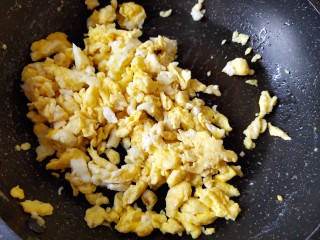 4、不擀皮~皮薄馅大~韭菜馅饼,鸡蛋也是需要提前炒好放凉。