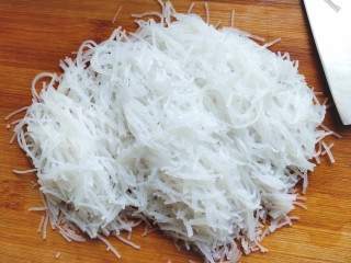 6、不擀皮~皮薄馅大~韭菜馅饼,控水后切成短一点的小段儿,