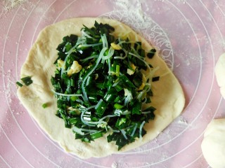 12、不擀皮~皮薄馅大~韭菜馅饼,然后把调好的馅儿放在饼皮中间。