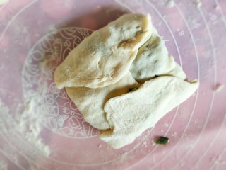 13、不擀皮~皮薄馅大~韭菜馅饼,有两种方法,第一种折叠式。如图中,