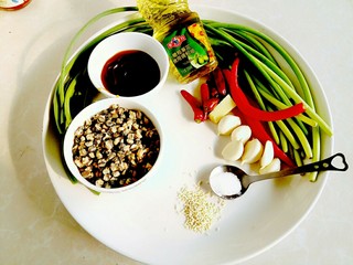 1、蒜苔炒螺丝肉（香辣版）,准备好主食材和所有配料，把螺丝肉提前清洗干净，蒜苔摘洗干净，姜蒜去皮洗净，红线椒洗净备用，再把耗油和鸡精准备好炒菜时用的量。