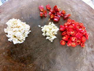 2、蒜苔炒螺丝肉（香辣版）,把姜和蒜瓣在案板上用刀剁成碎末，红线椒和干辣椒切成花生米大小的丁状，然后把干辣椒里面的籽去除，不然会影响菜肴的美观。