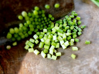 3、蒜苔炒螺丝肉（香辣版）,再把蒜苔用刀切成一厘米长的丁状，这样和螺丝肉大小差不多，搭配在一起也好看