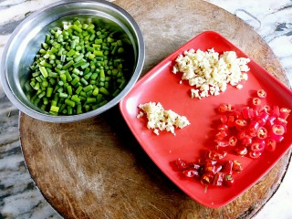 4、蒜苔炒螺丝肉（香辣版）,把切好的蒜苔和配料装盘备用，方便炒制菜肴时使用。