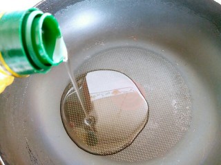 5、蒜苔炒螺丝肉（香辣版）,把炒锅洗净抹干水分，然后加食用油五克