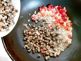8、蒜苔炒螺丝肉（香辣版）,然后把螺丝肉倒入锅内，调成中火，把螺丝肉炒制五分钟左右，期间如怕糊锅，也可往锅内点少许的水。