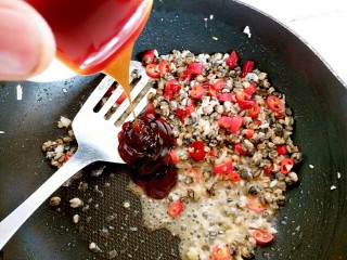 9、蒜苔炒螺丝肉（香辣版）,螺丝肉炒制五分钟后，把之前准备好的耗油十五克到入锅内，再把螺丝肉炒制半分钟关火，这时的螺丝肉就熟透了