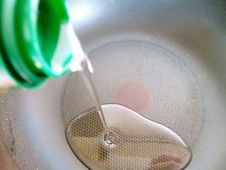 11、蒜苔炒螺丝肉（香辣版）,锅再次洗净，加食用油五克，然后开小火把油烧五成热。