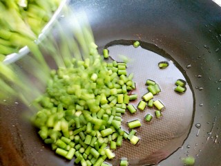 12、蒜苔炒螺丝肉（香辣版）,油烧好后，把切好的蒜苔倒入锅内