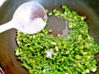 13、蒜苔炒螺丝肉（香辣版）,接着把准备好的盐五克倒入锅内，依然小火把蒜苔炒三分钟，一定小火哦，因为我炒制蒜苔的过程中不加水的，火大了容易糊，所以用小火慢慢把它炒熟。