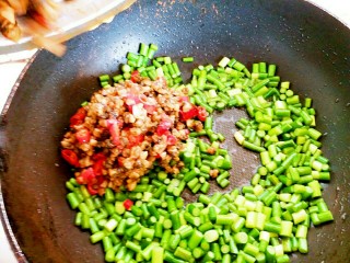 14、蒜苔炒螺丝肉（香辣版）,蒜苔炒三分钟后基本熟透，接着把刚才炒好的螺丝肉倒入锅内