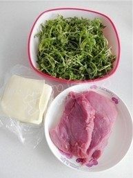 1、荠菜猪肉馄饨,荠菜摘去黄叶和老根，洗净后沥水