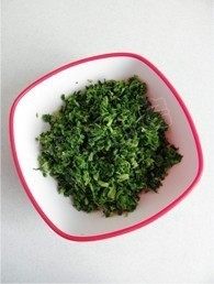 5、荠菜猪肉馄饨,然后挤净水分，然后切成末