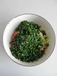 8、荠菜猪肉馄饨,葱姜末和荠菜放入装有肉馅的盆里