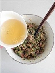 13、荠菜猪肉馄饨,将花椒水里的花椒粒用漏勺捞出，然后将已经晾凉的花椒水分次倒入肉馅