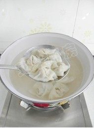 23、荠菜猪肉馄饨,煮至锅里的馄饨浮在水面上，用漏勺将馄饨盛在已经调好馄饨汤底的大碗里