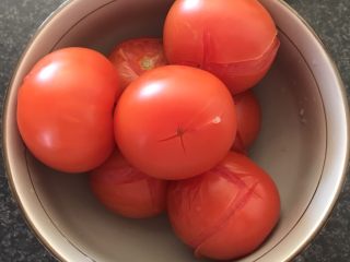 2、红烧牛肉面,取出冷却，撕去表皮。