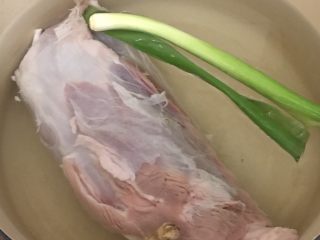 4、红烧牛肉面,牛腱洗净后放入清水中，放入少量酒和葱姜焯血水，可以用叉子在牛肉上扎孔让血水排出，用叉子戳牛肉，没有血水排出了就关火取出牛肉洗净。