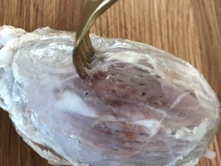 5、红烧牛肉面,用叉子在牛腱上叉满小孔。