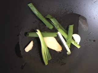 7、红烧牛肉面,葱切成段，蒜瓣拍碎，热锅冷油爆香葱姜蒜。