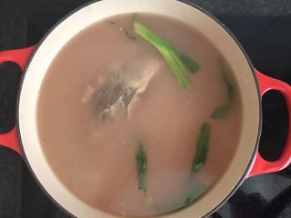 11、红烧牛肉面,加入清水没过牛腱，放入番茄和卤料包。大火煮沸后转小火慢炖45分钟。这步我换到炖锅中炖了。