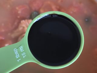 12、红烧牛肉面,45分钟后放入1汤匙生抽和老抽，再小火炖50分钟左右。