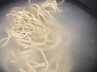 16、红烧牛肉面,另煮一锅水，水沸后放入面条，等水再次沸腾后放入1/2杯冷水，等再次沸腾后就好了，喜欢软面的可以再加1/2杯冷水，等再次沸腾后捞出。